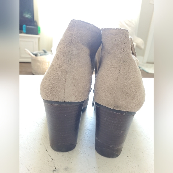 KENNETH Cole Reaction Cream Suede Booties Size 7 - Picture 3 of 4